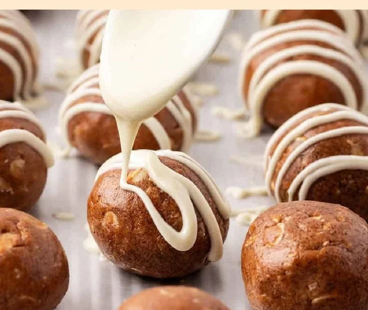 Cinnamon roll protein balls, healthy snack alternative with a sweet cinnamon flavor