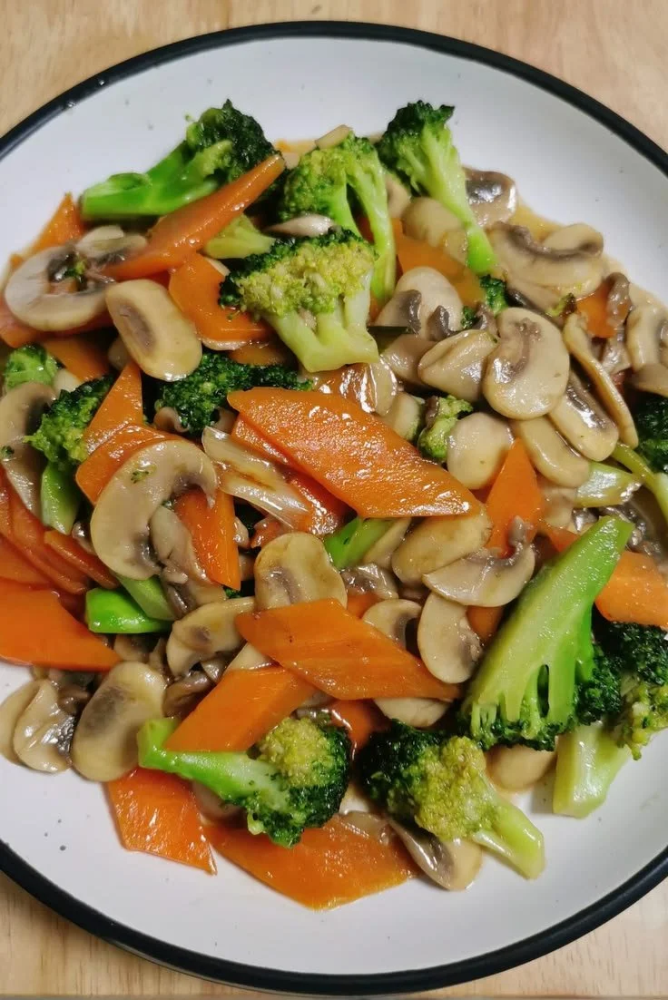 Delicious sautéed mushrooms with broccoli in a home-cooked meal